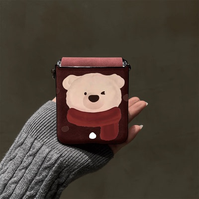 围巾小熊折叠屏手机壳