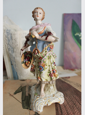 德国产精湛雕刻少女瓷偶雕像