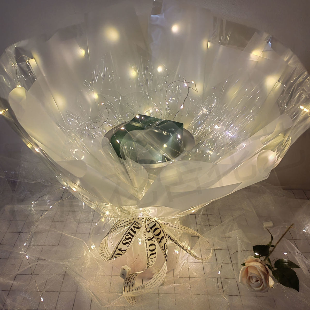 现货免包半成品花束外壳DIY花筒外壳鲜花满天星免包发光花束礼物