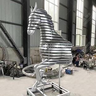 大型不锈钢雕塑制作镜面抽象切条马落地摆件户外园林水景景观雕塑