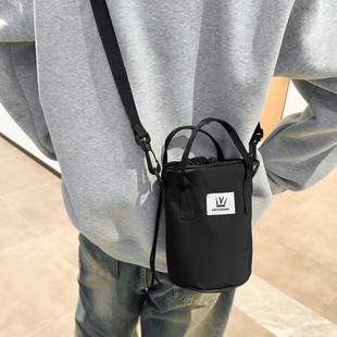 秋冬季水桶型抽带小拎包包女2025新款绿色尼龙布男女斜挎包手机包