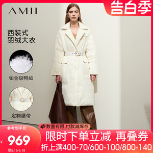 amii2023冬新款通勤配腰带西装领长款羽绒服女字母绣章上衣外套