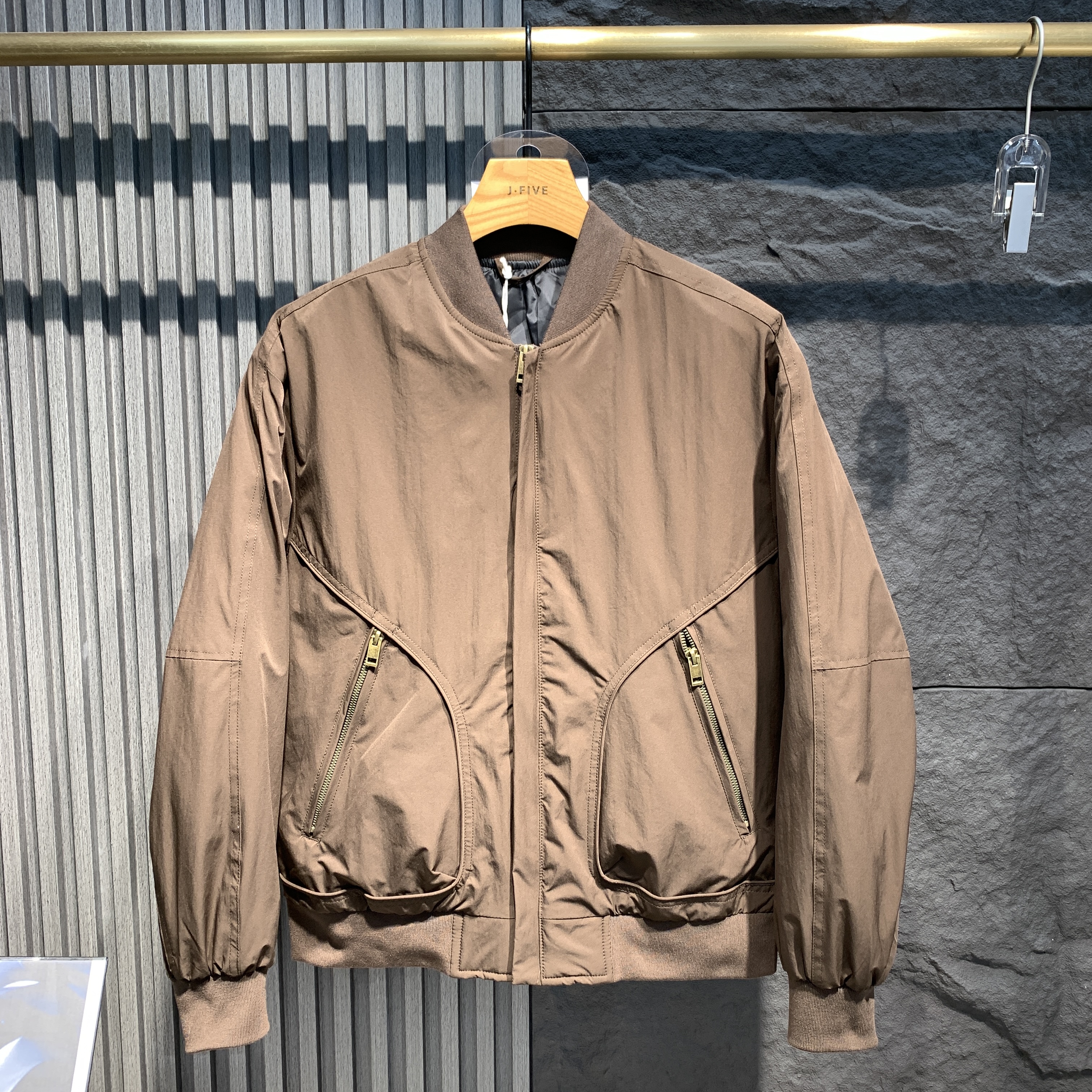 男士2025冬季时尚休闲潮流连帽轻薄款羽绒服简约百搭短款羽绒外套