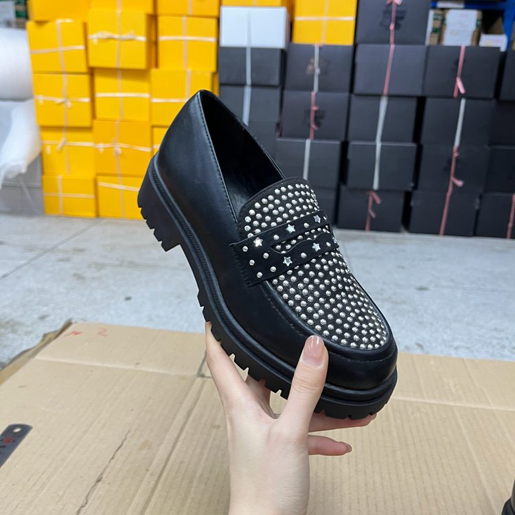 圆头铆钉厚底粗跟时装单鞋乐福鞋
