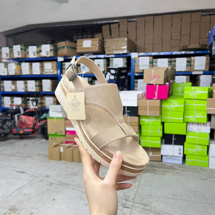 圆头纯色厚底一字扣时装罗马凉鞋