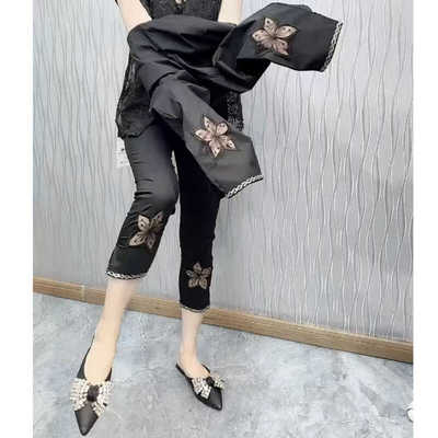 休闲风松紧腰镂空花朵七分裤