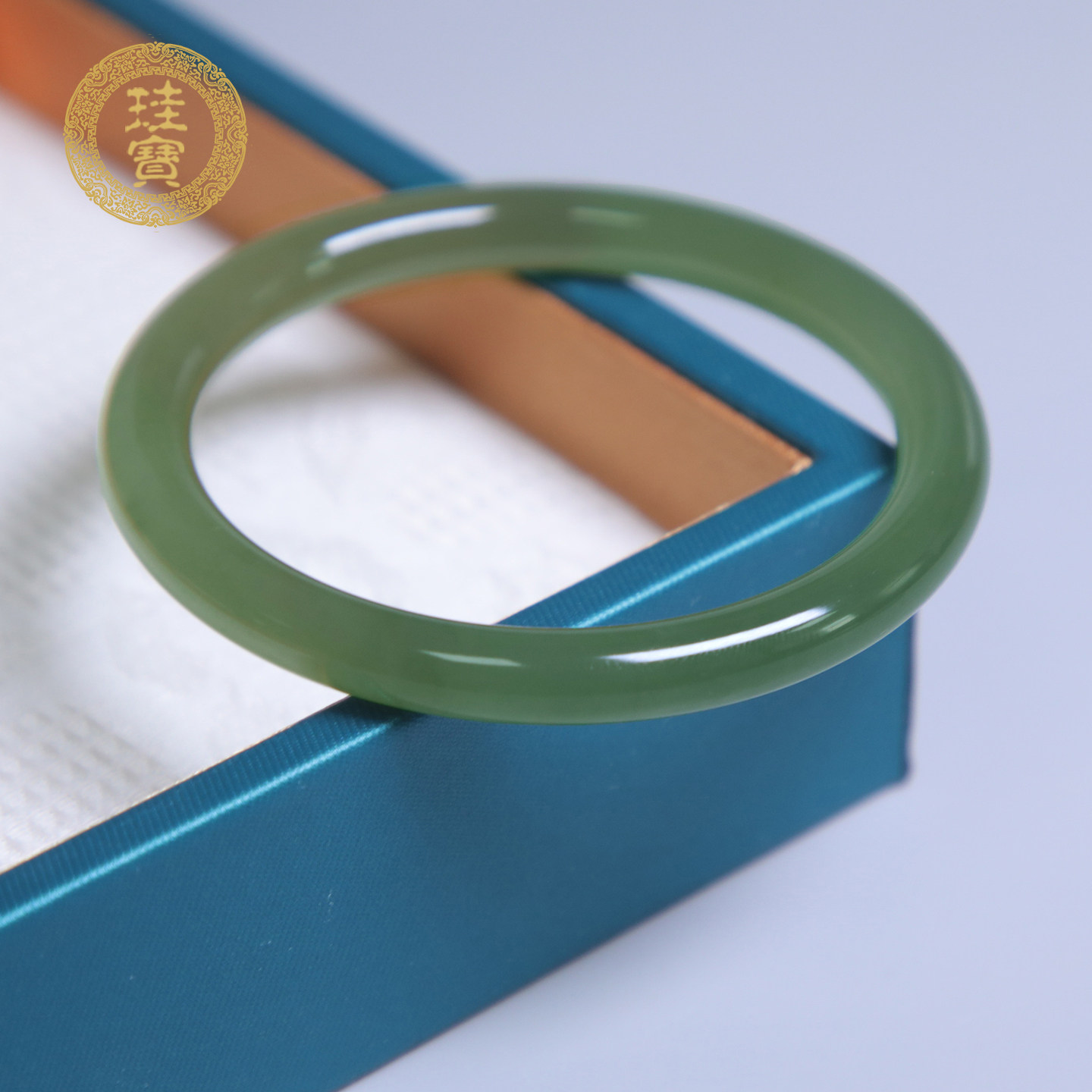 珪宝55.3mm和田玉晴水绿细圆条手镯女款玉镯子天然玉石带证书248G