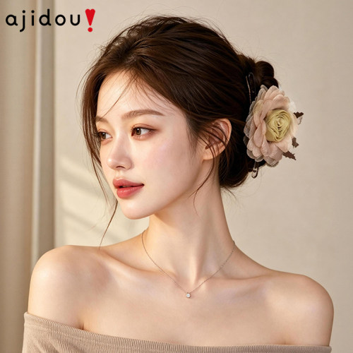 阿吉豆抓夹干枯玫瑰花朵发抓女