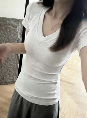 正肩V领短袖T恤女夏季2026新款美式复古高级感白灰色显瘦休闲上衣