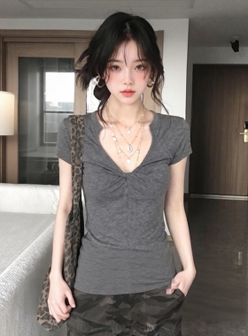 灰色V领扭结正肩短袖T恤女夏季百搭气质辣妹风收腰显瘦设计感上衣