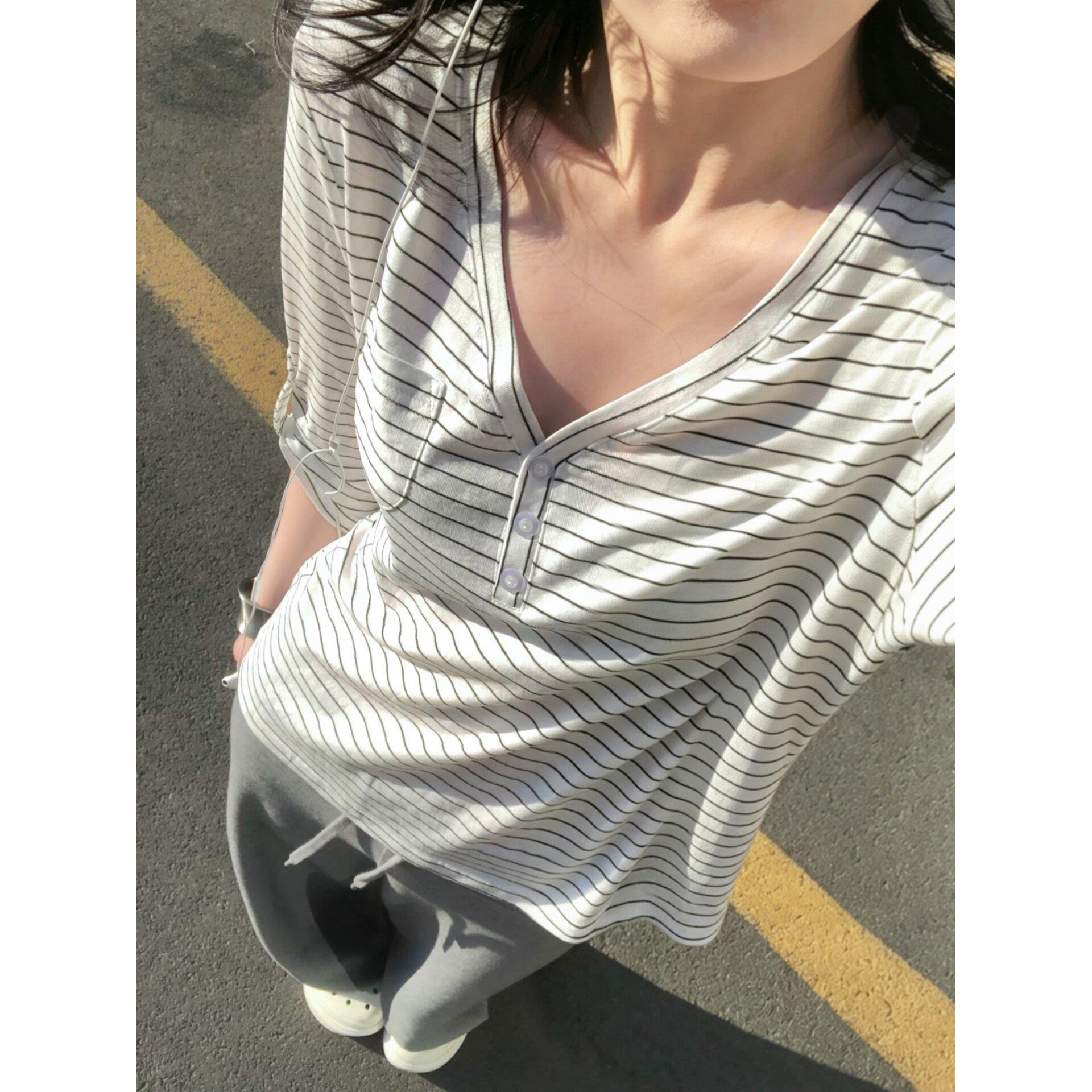 韩系慵懒条纹V领宽松短袖T恤女图片