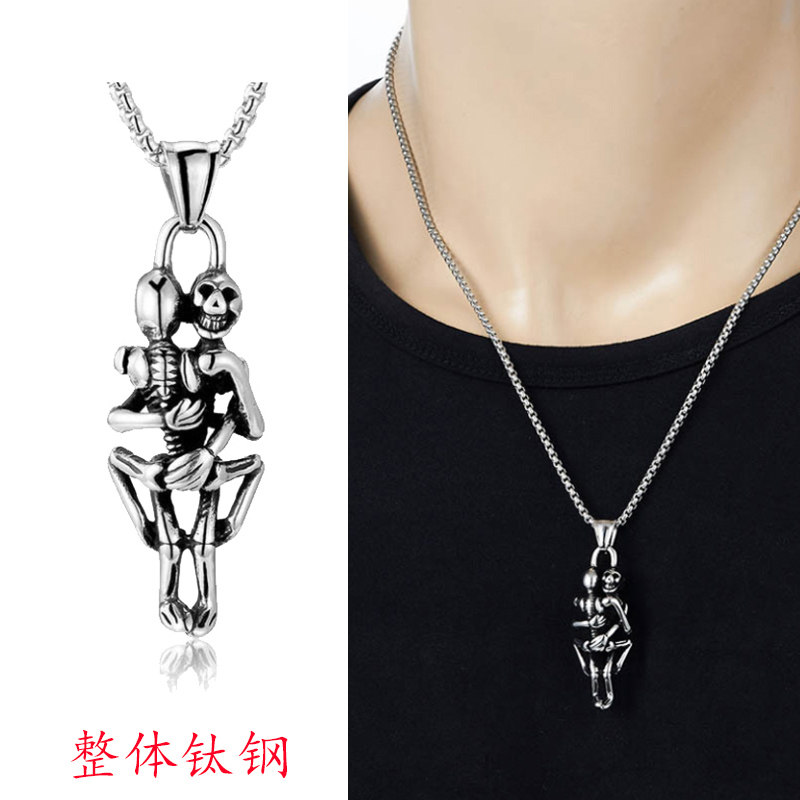 钛钢骷髅拥抱项链男士复古处理死了都要爱吊坠不掉色个性酷项坠潮