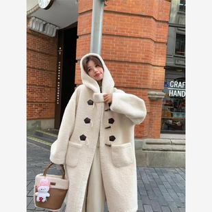 2024秋冬款牛角扣长款羊羔毛皮毛一体连帽大衣女宽松加厚皮草外套