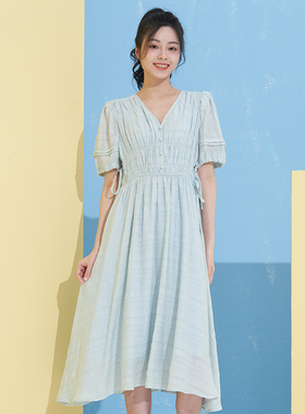 UGIZ商场同款2023夏新品文艺清新V领纯色波浪纹连衣裙女装UBOG848