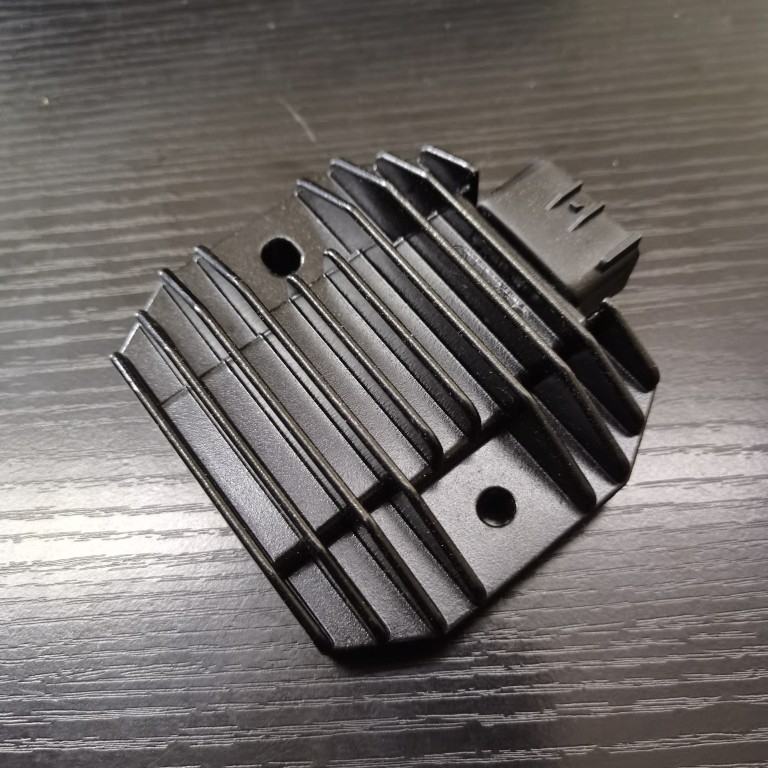 适用雅马哈R1 R6 MT-07 MT-09 R3 XJ6 FZ6 整流器电瓶充电器稳压