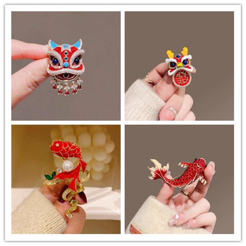 喜庆红色鲤鱼醒狮胸针好运招财别针创意胸花衣服配饰新年礼物批发