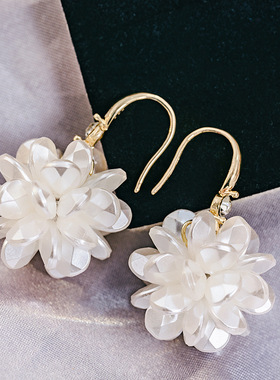 银针超仙温柔森系白色花球耳环 小清新温柔气质珍珠花朵耳坠批发