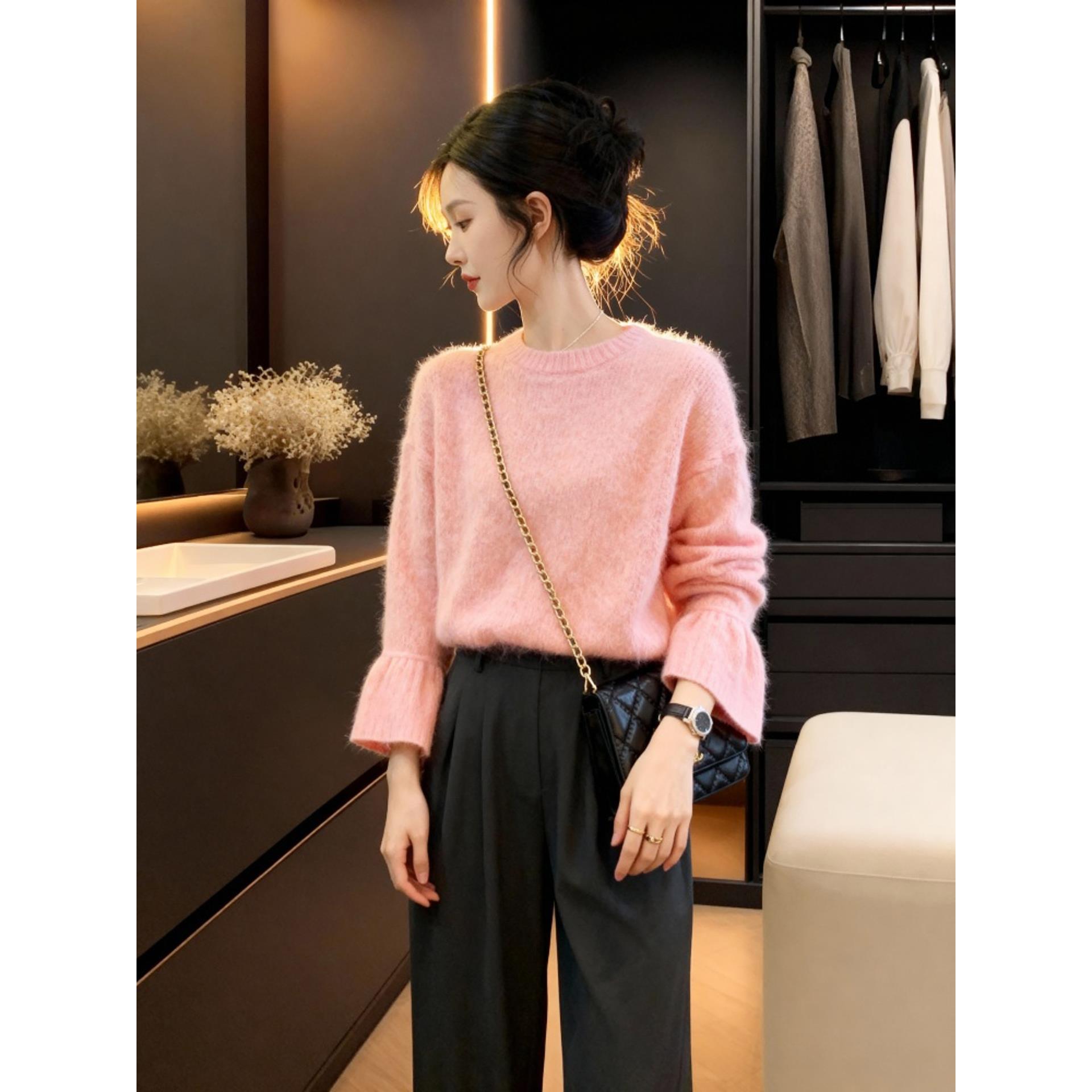 慵懒松弛感粉色喇叭袖毛线衣