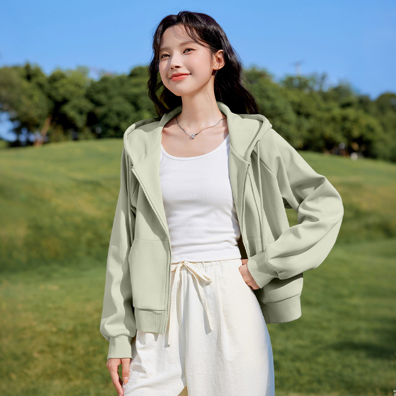 班尼路绿色连帽外套女
