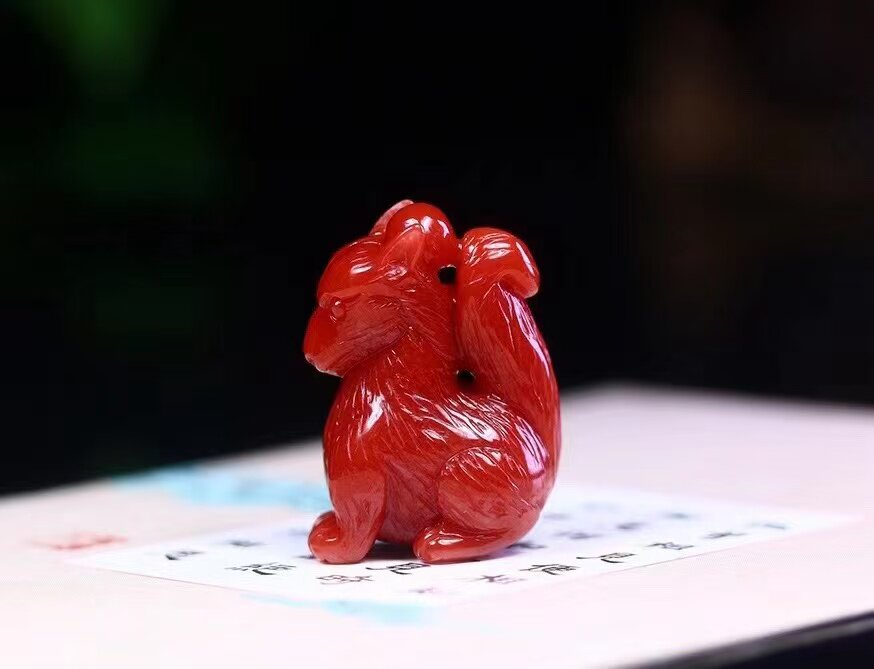 梅林达南红玛瑙生肖狗精雕吊坠