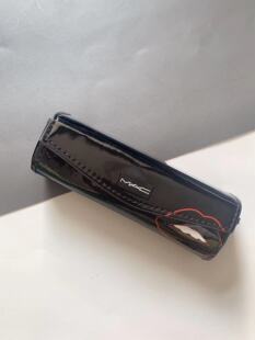 现货包邮MAC魅可红色波纹包黑色口红包化妆包收纳包