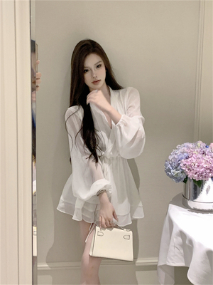 荷叶边长袖钻石白连衣裙设计感雪纺短裙v领女新款2024夏季复古