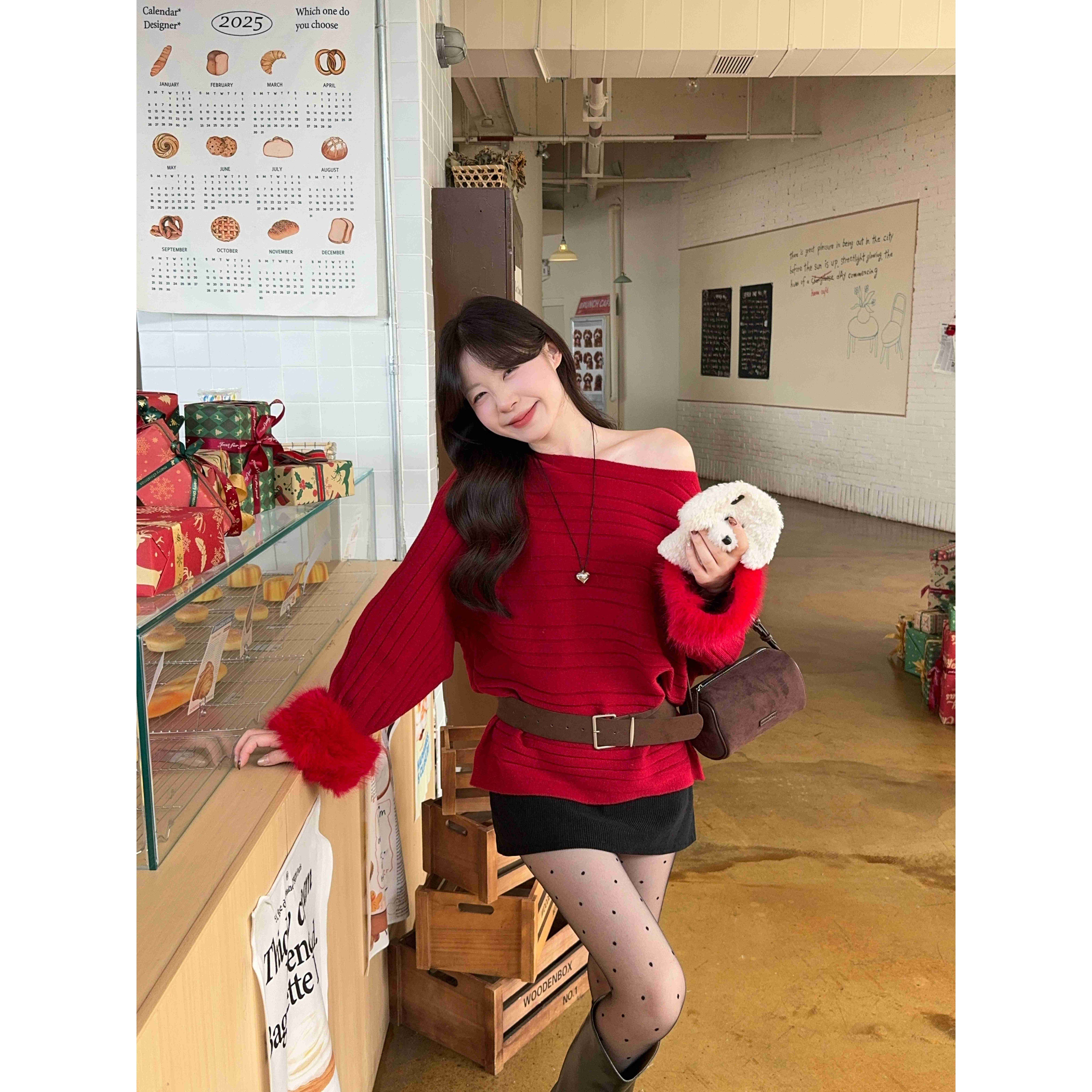 圣诞红毛毛袖口露肩显瘦针织衫