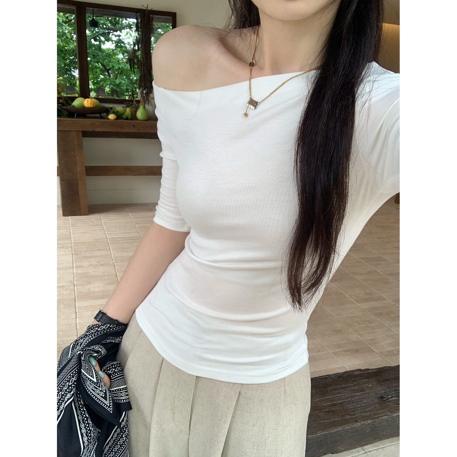 白色斜肩露肩修身辣妹T恤女