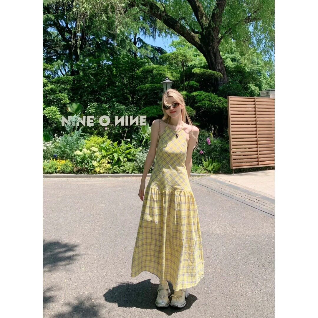 夏日多巴胺穿搭大理度假绝美挂脖吊带连衣裙女气质显瘦露背长裙子