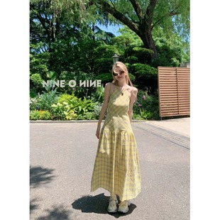 夏日多巴胺穿搭大理度假绝美挂脖吊带连衣裙女气质显瘦露背长裙子