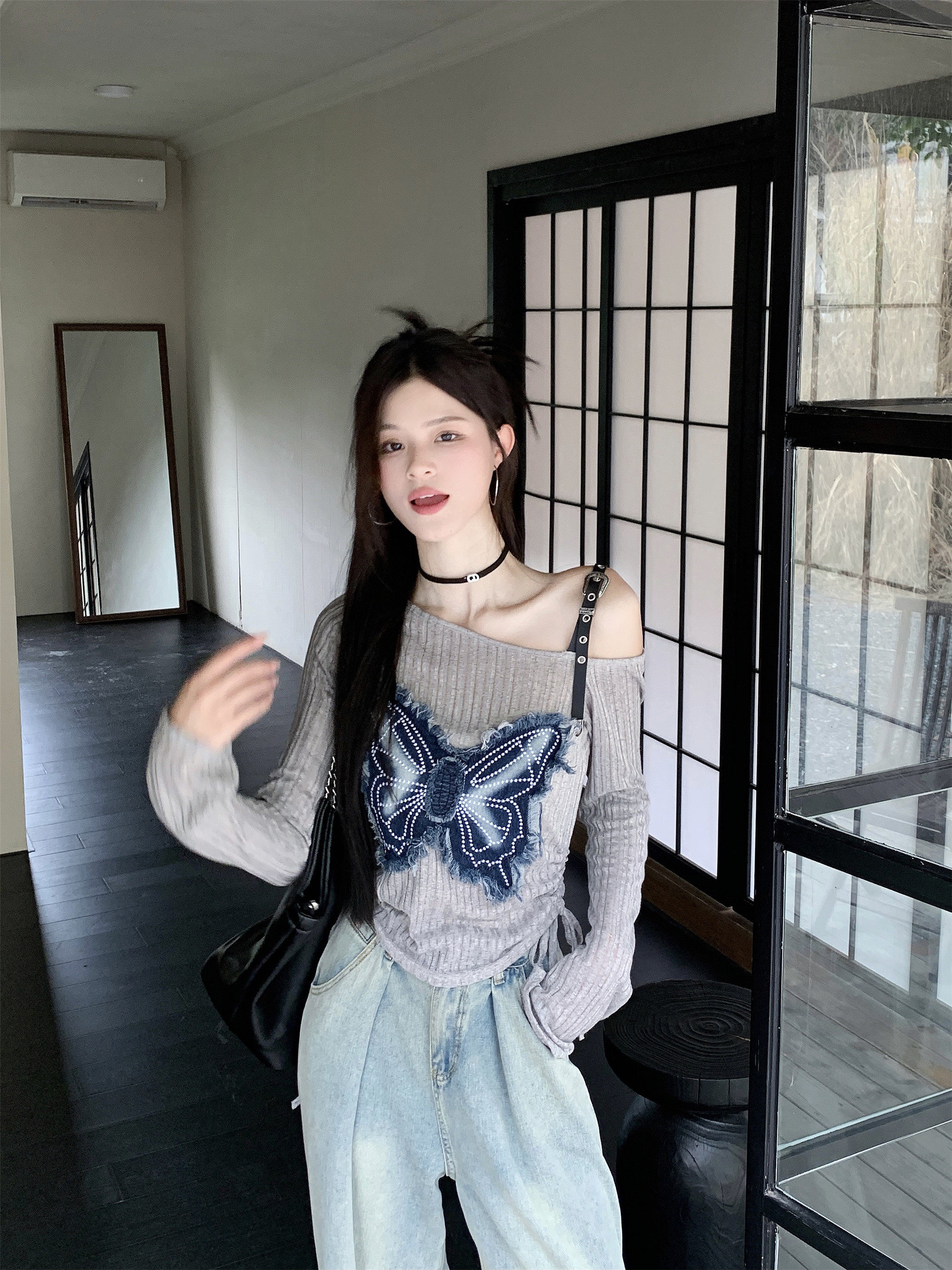 美式复古牛仔拼接露肩长袖打底衫女秋季别致独特修身短款斜肩上衣