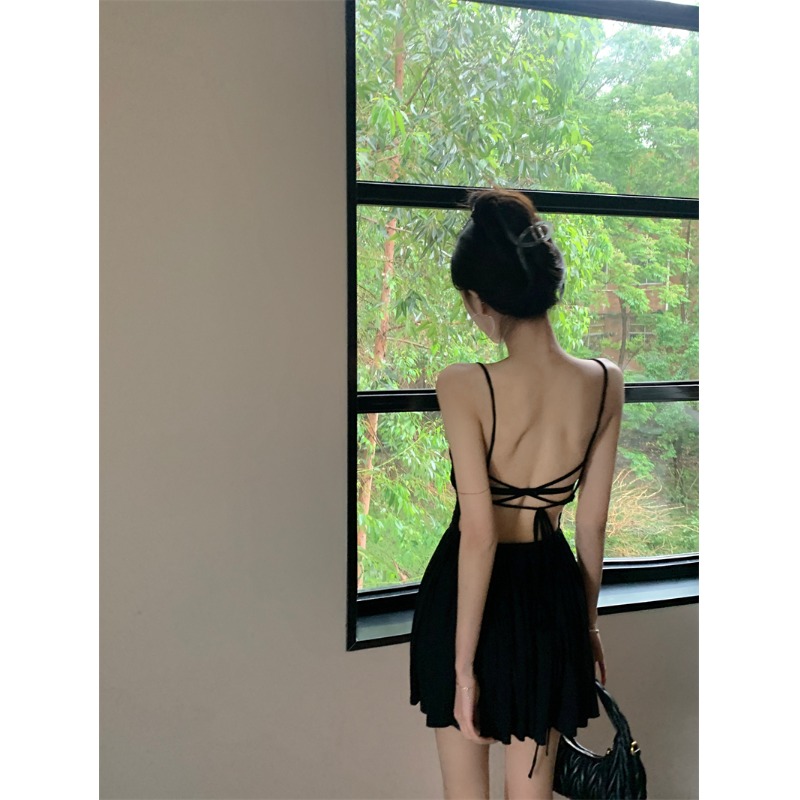 纯欲甜辣妹性感露背v领挂脖吊带连衣裙女赫本风小黑裙气质小个子