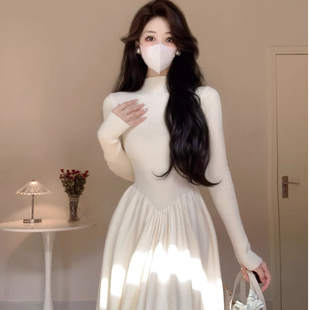 法式白色半高领针织长袖连衣裙女秋冬大衣内搭打底修身毛衣长裙子