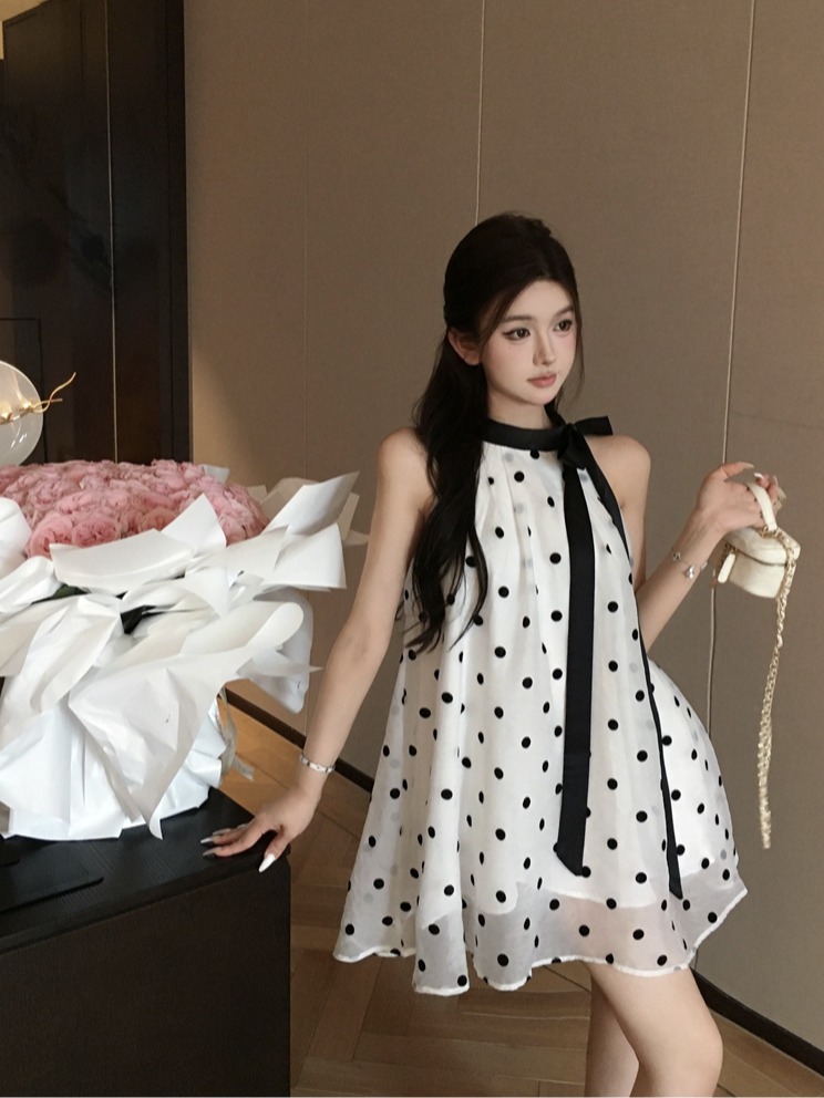 法式气质v领无袖背心连衣裙女夏季新款设计感褶皱绝美a字蓬蓬短裙