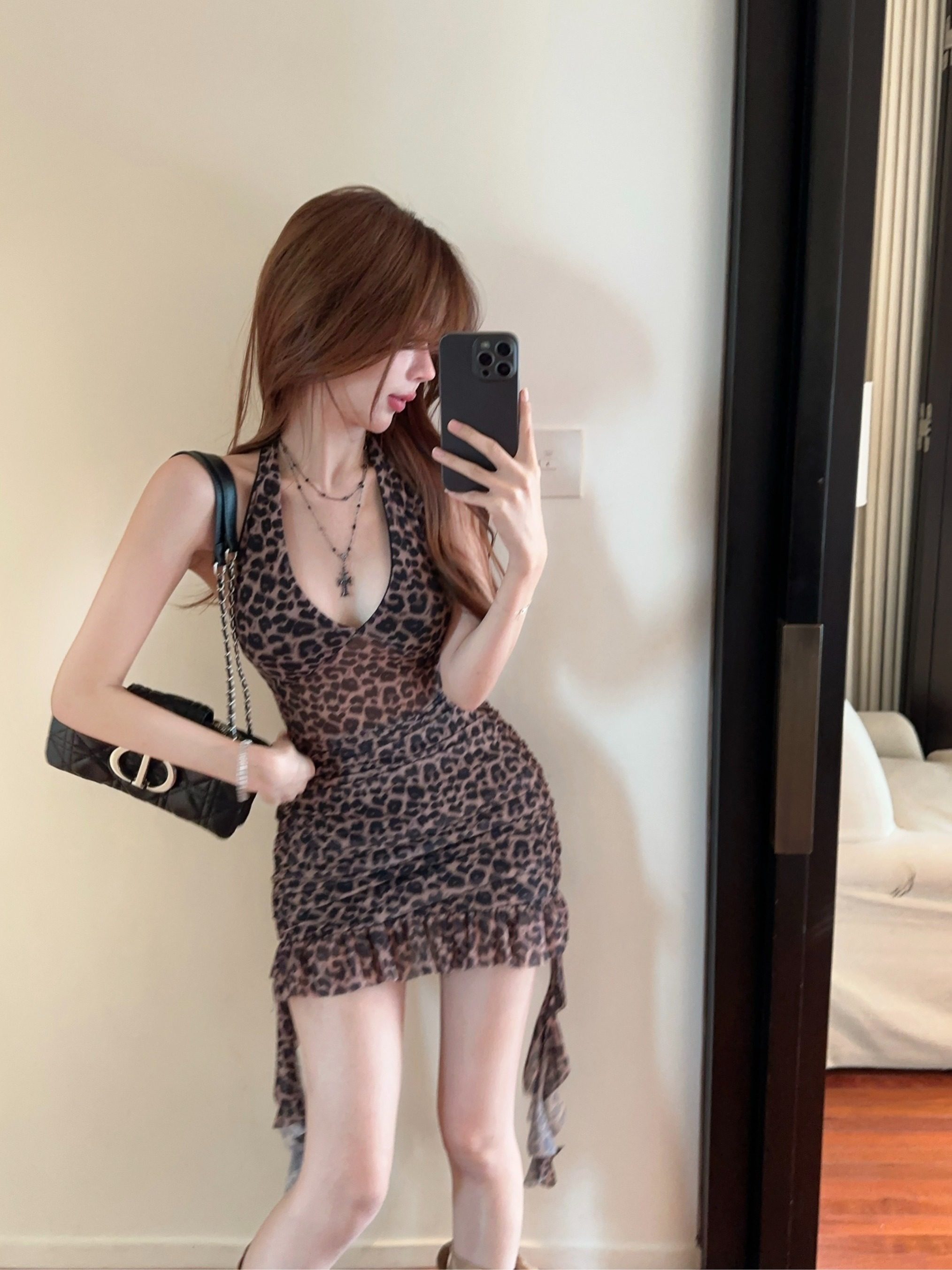 高级感纯欲豹纹荡领挂脖吊带连衣裙女夏飘带辣妹无袖露背包臀短裙