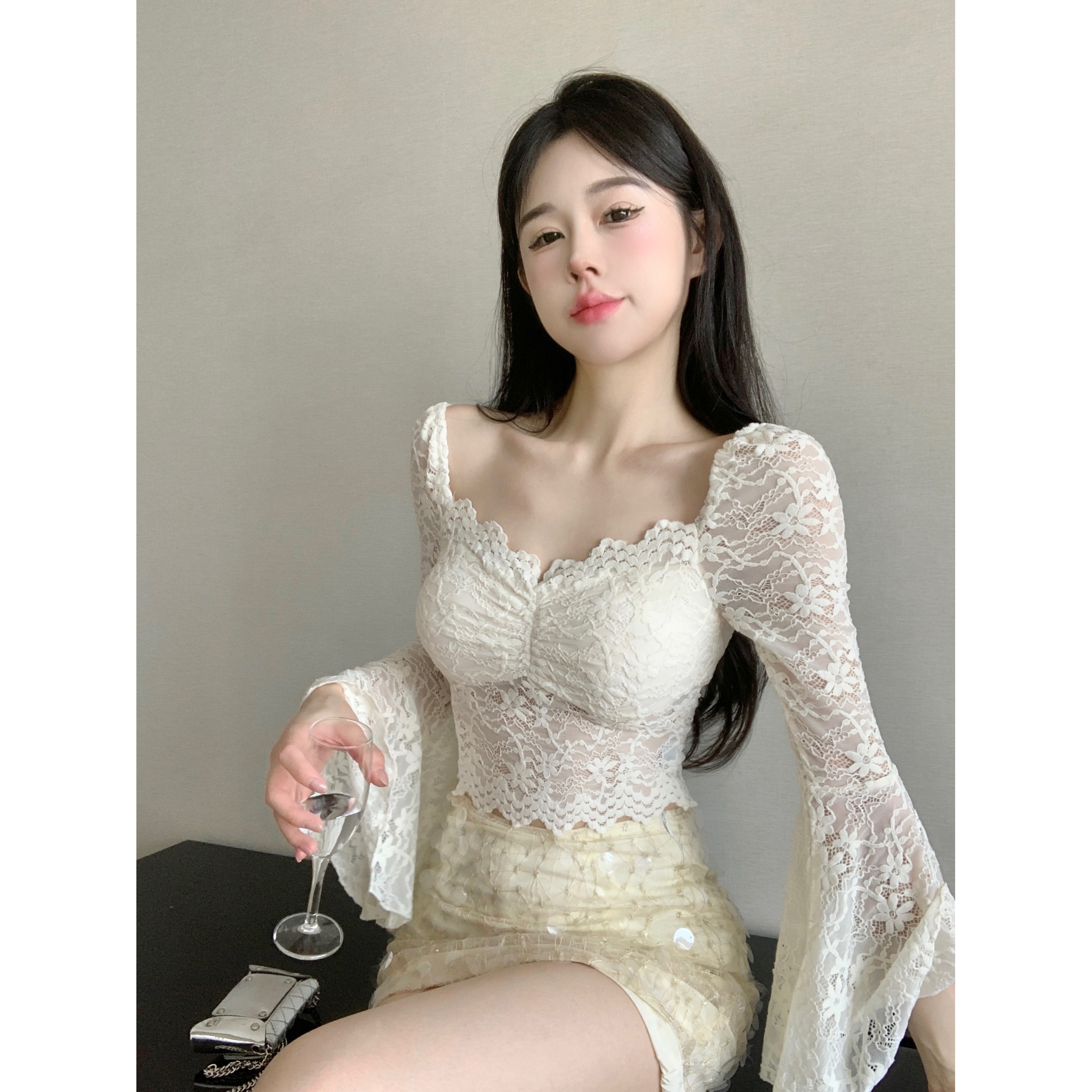 蕾丝内搭带胸垫低胸口领喇叭长袖