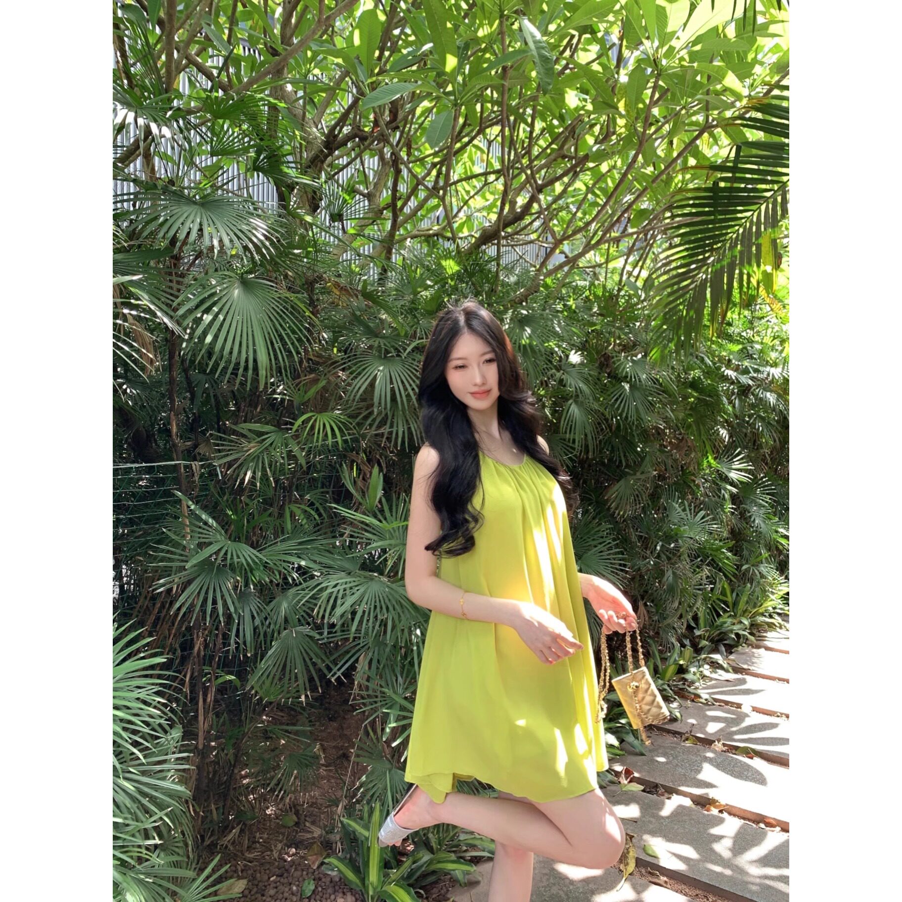 法式宽松挂脖连衣裙女装夏季无袖吊带裙子海边度假风超仙a字短裙