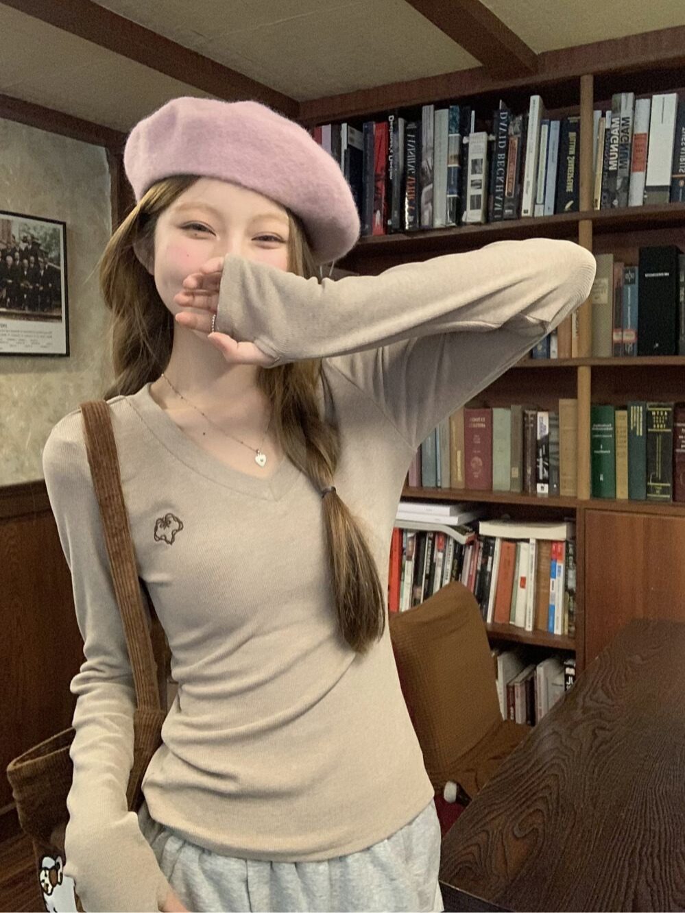 时尚设计V领刺绣长袖T恤女秋冬修身显瘦内搭外穿打底衫休闲上衣潮