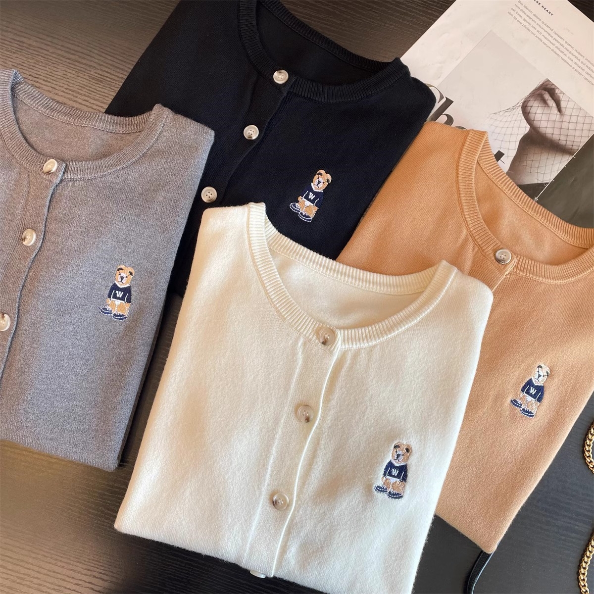 杏色小熊刺绣长袖针织开衫秋天外套女装新款圆领毛衣外穿短款上衣