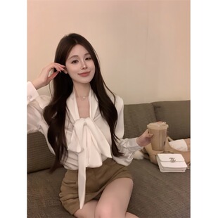 法式丝绸缎面垫肩长袖衬衫女早秋白色衬衣温柔风设计感蝴蝶结上衣