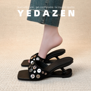 异形坡跟百搭亮片一字凉拖2026新款 巨好看高跟黑色方头凉鞋 女夏季