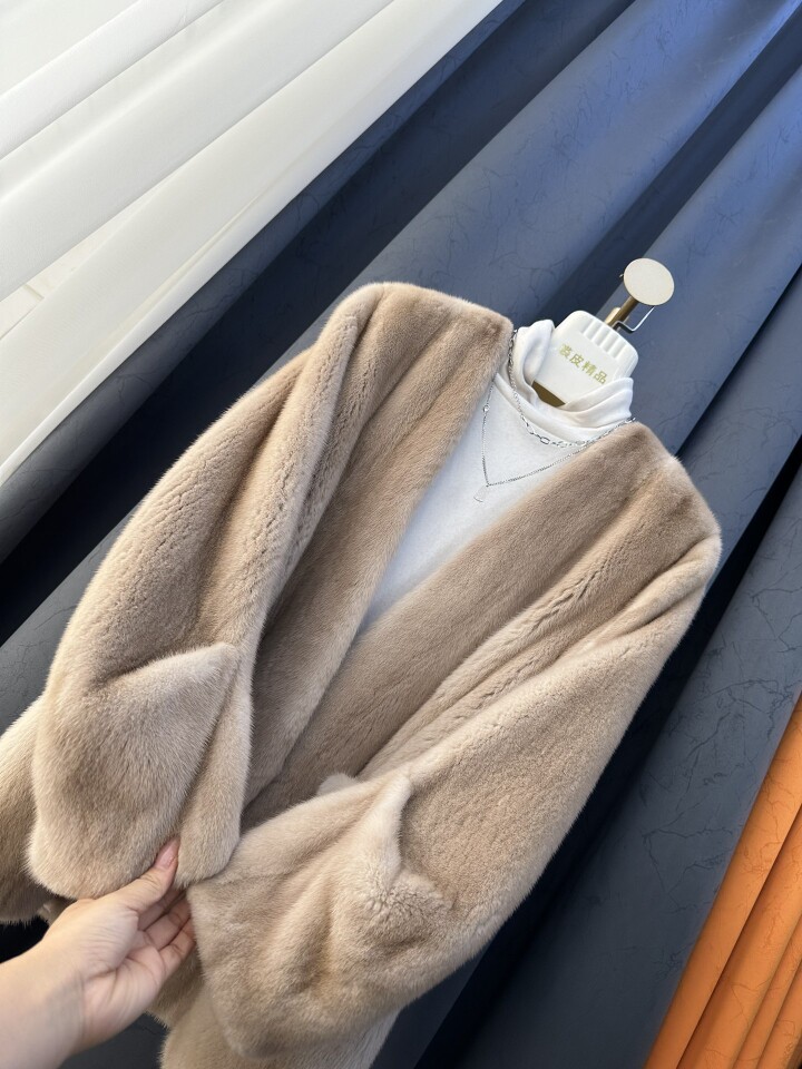 海宁23冬季新款进口短针水貂毛皮草貂皮大衣女款母貂整貂v领米黄