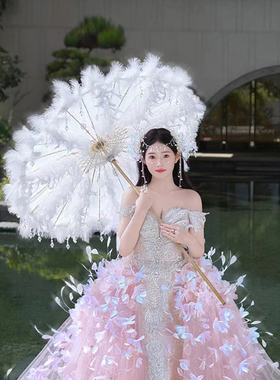 新中式复古风格婚纱摄影新娘手拿道具白色羽毛伞钻石吊坠拍照古伞