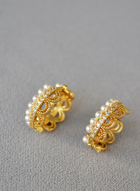 法式小众设计复古宫廷风镂空蕾丝皇冠镶嵌仿珍珠黄铜镀金耳扣耳饰