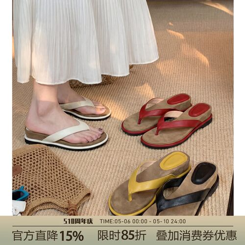 七月间法式夹脚人字拖女2026新款拼色坡跟一脚蹬夹趾休闲沙滩拖鞋