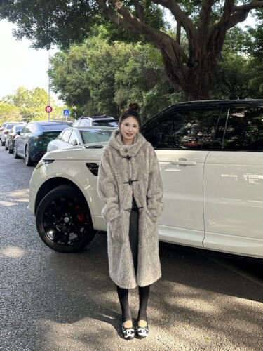 3KU夫妇冬季新款连帽加厚保暖皮草毛毛女长款外套牛角扣大衣百搭