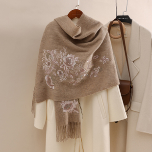 100%羊毛围巾女秋冬季新款刺绣大尺寸披肩外搭妈妈送长辈高档礼盒