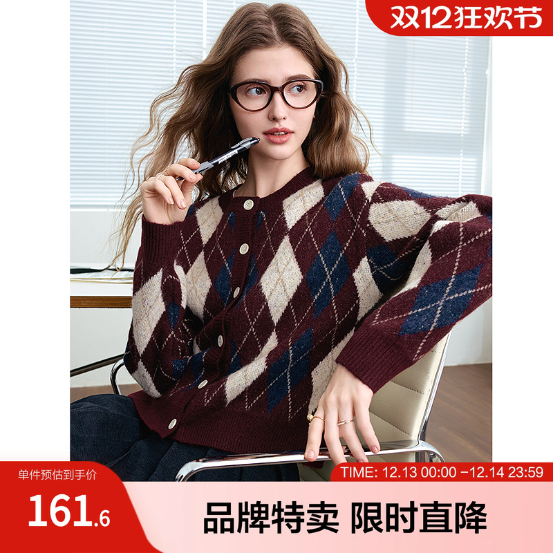 2025百图菱格针织外套格雷系复古格纹落肩袖针织开衫女