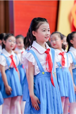 红领巾少先队员儿童演出服