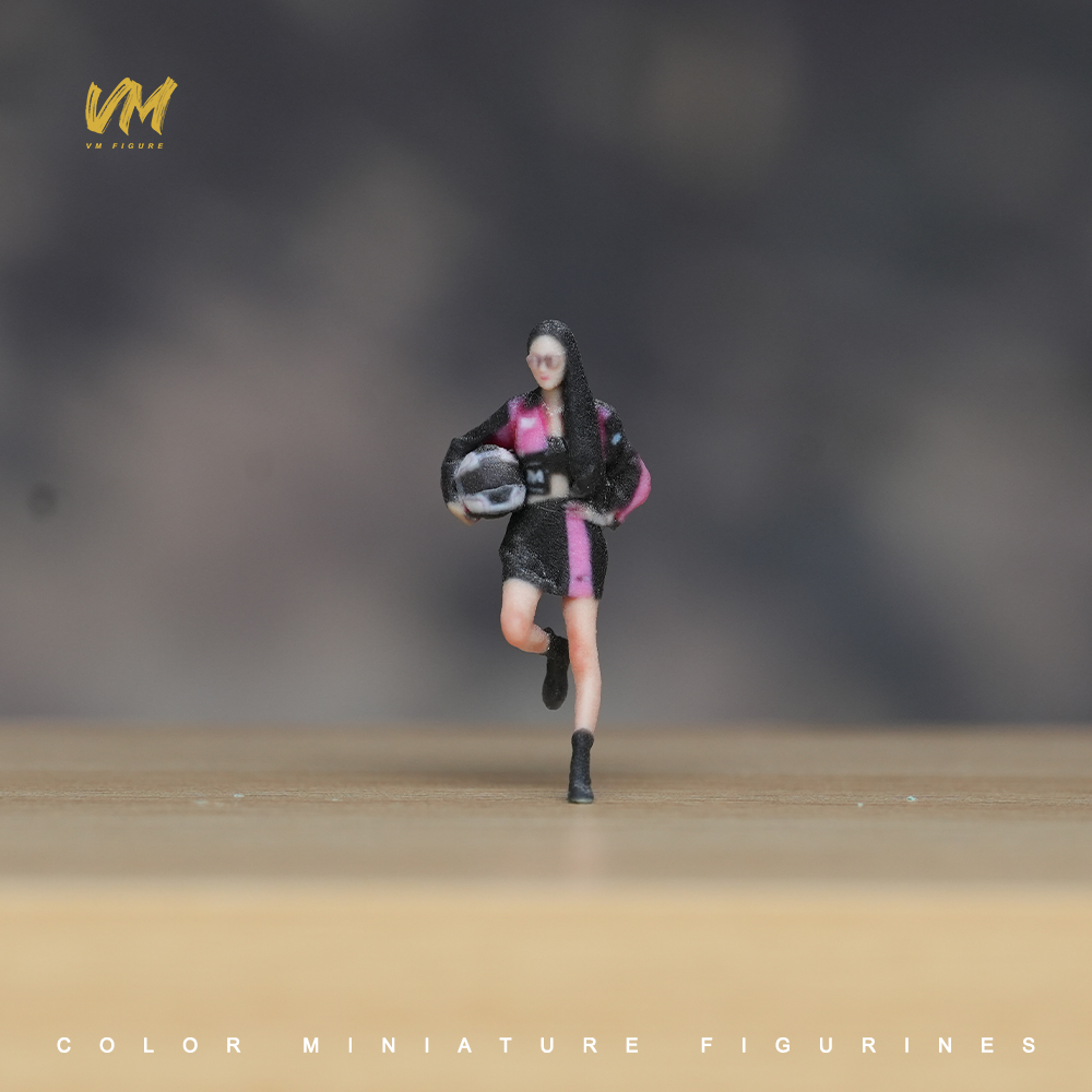 现货 1/64  抱头盔靠车少女 微缩场景模型搭配3D彩色打印摆件人偶